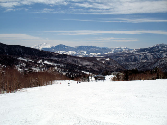 群馬県　万座温泉スキー場　第５ゲレンデ　左奥に見える白い山は「浅間山」